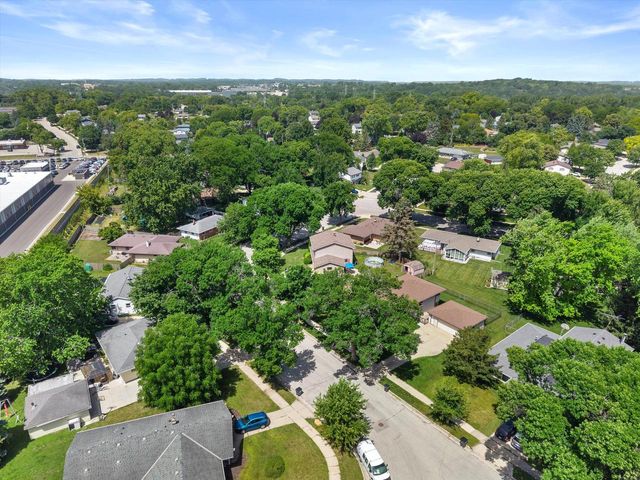 1826 Dewitt COURT, Waukesha, WI 53186