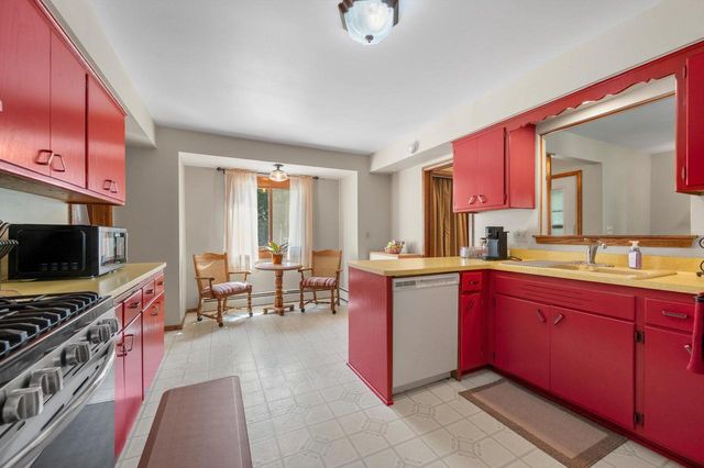 1826 Dewitt COURT, Waukesha, WI 53186
