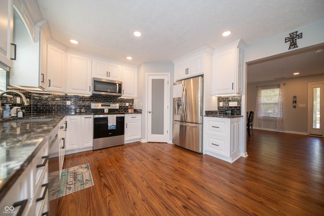 5879 Columbia Circle S, Greenwood, IN 46142