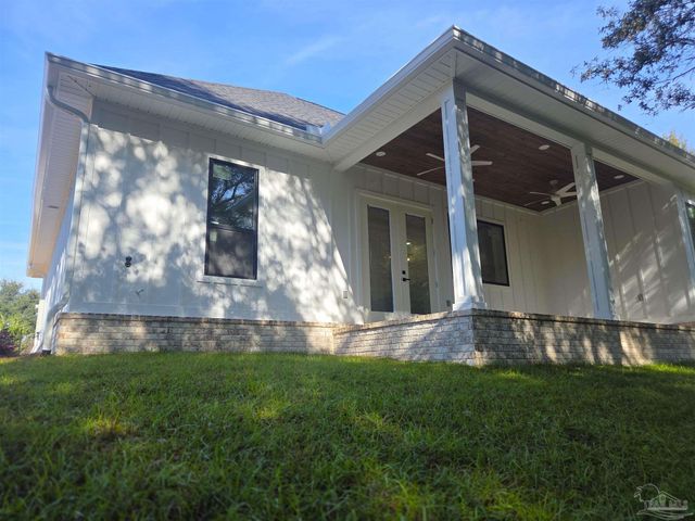 5806 Highland Lake Dr, Milton, FL 32583