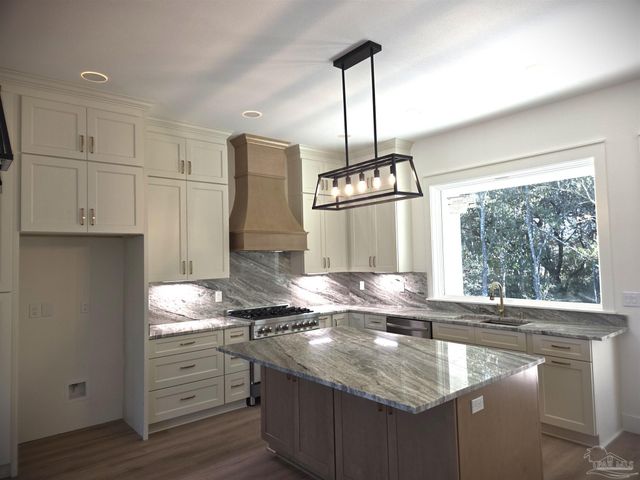 5806 Highland Lake Dr, Milton, FL 32583