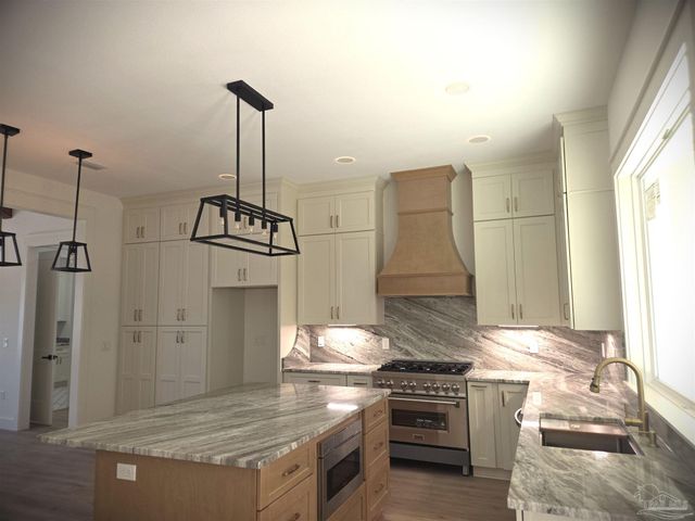 5806 Highland Lake Dr, Milton, FL 32583