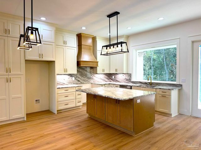 5806 Highland Lake Dr, Milton, FL 32583