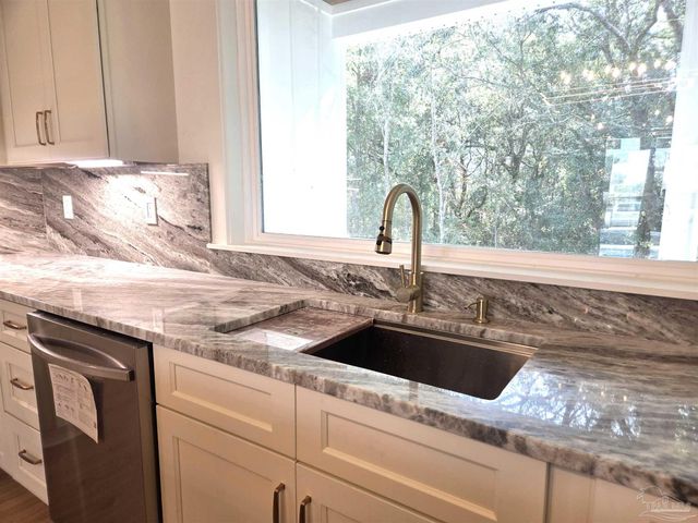 5806 Highland Lake Dr, Milton, FL 32583