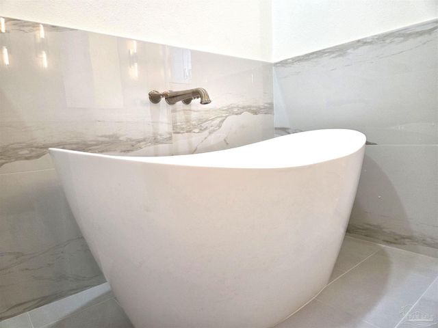 5806 Highland Lake Dr, Milton, FL 32583