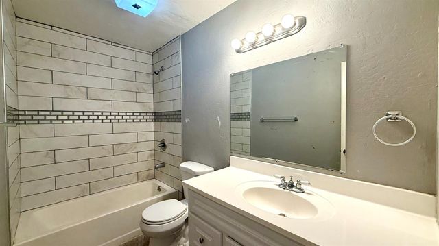 880 Greenfield Avenue, Hanford, CA 93230