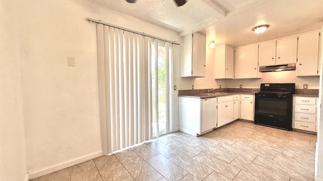 880 Greenfield Avenue, Hanford, CA 93230