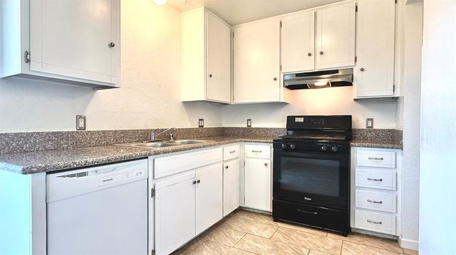 880 Greenfield Avenue, Hanford, CA 93230