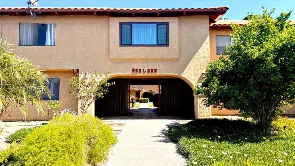880 Greenfield Avenue, Hanford, CA 93230