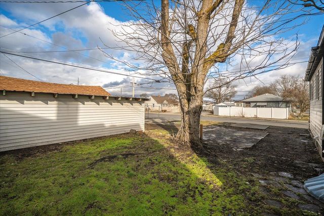 1327 E Lacrosse Ave, Spokane, WA 99207