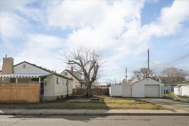 1327 E Lacrosse Ave, Spokane, WA 99207