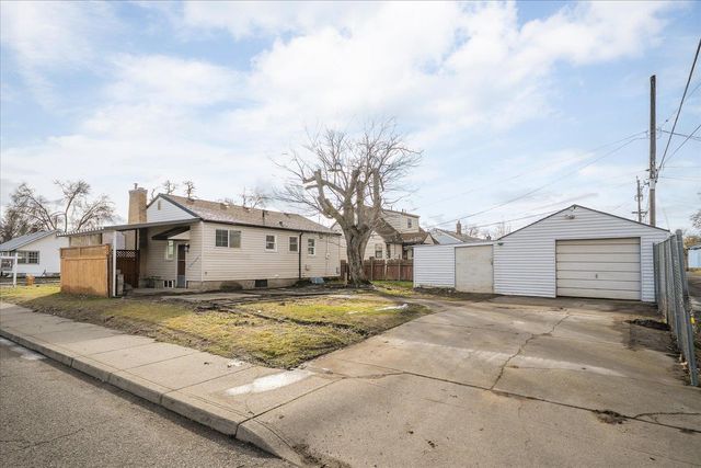 1327 E Lacrosse Ave, Spokane, WA 99207