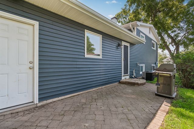 10009 NW Circle Drive, Richmond, IL 60071