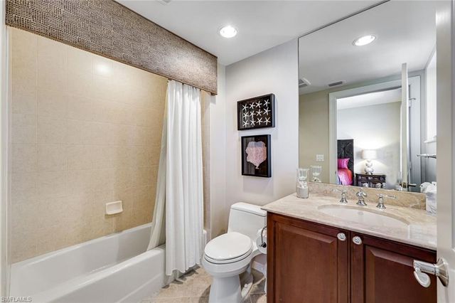 1050 Borghese LN 605, Naples, FL 34114