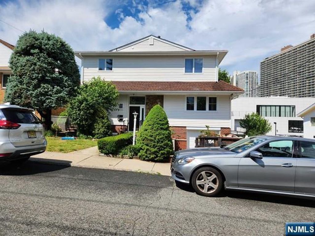 211 Mccloud Drive, Fort Lee, NJ 07024
