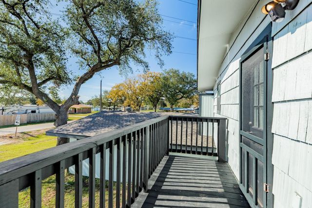 640 Whitten Street, Clute, TX 77531