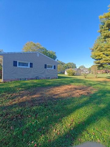 909 Fieldson Drive, Heath, OH 43056