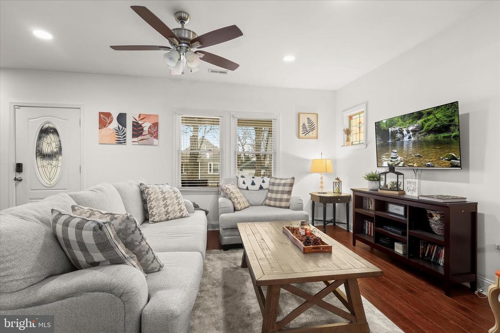 Image 6 of property listing at 2824 INGLEWOOD AVE, Baltimore, MD 21234