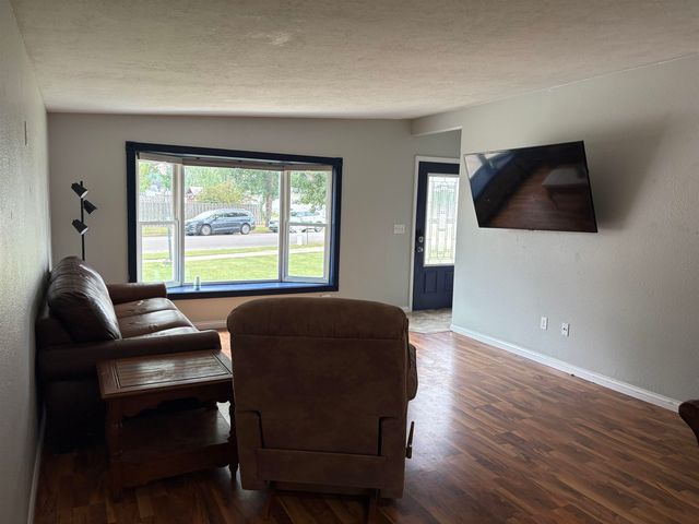 1704 5th Ave SW, Minot, ND 58701
