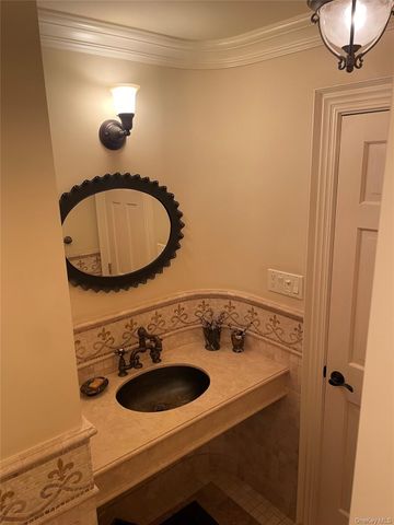 527 Split Rock Road, Syosset, NY 11791