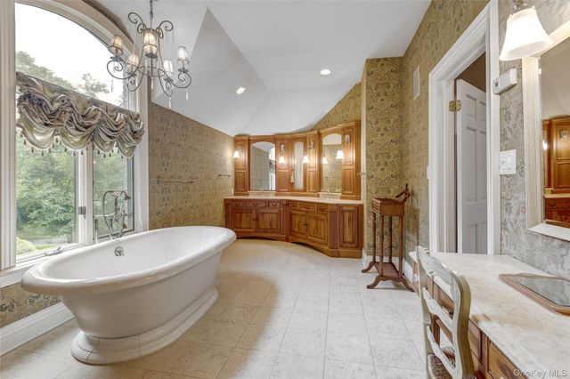 527 Split Rock Road, Syosset, NY 11791