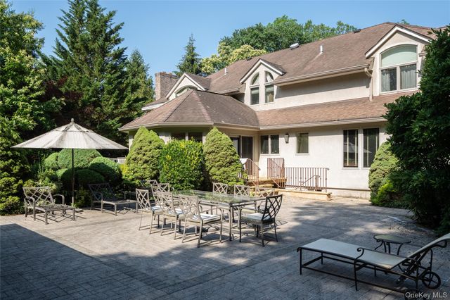 527 Split Rock Road, Syosset, NY 11791