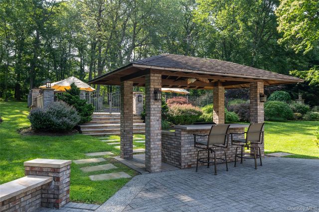 527 Split Rock Road, Syosset, NY 11791