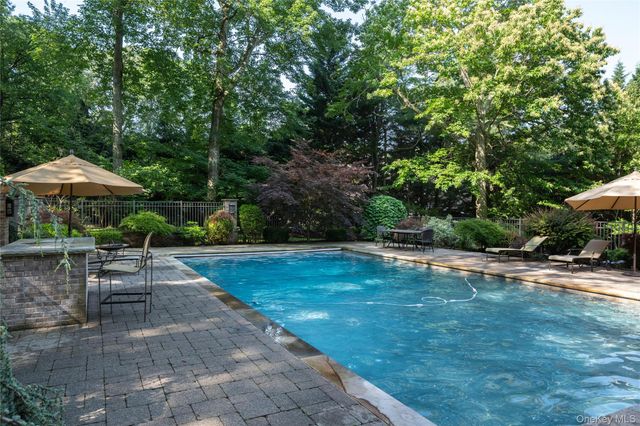 527 Split Rock Road, Syosset, NY 11791