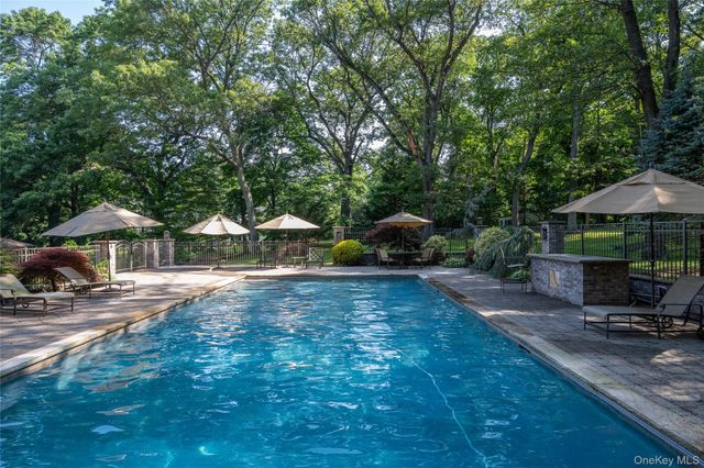 527 Split Rock Road, Syosset, NY 11791