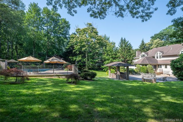 527 Split Rock Road, Syosset, NY 11791