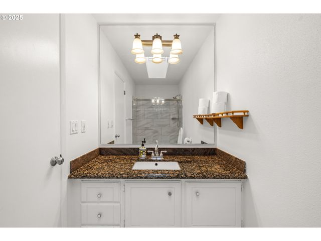 17705 Ne MULTNOMAH Dr, Portland, OR 97230