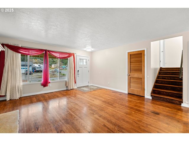 17705 Ne MULTNOMAH Dr, Portland, OR 97230