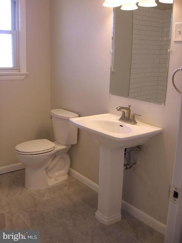 7 W 7TH ST, Burlington, NJ 08016