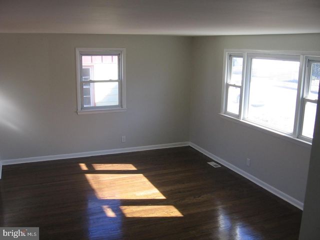 7 W 7TH ST, Burlington, NJ 08016
