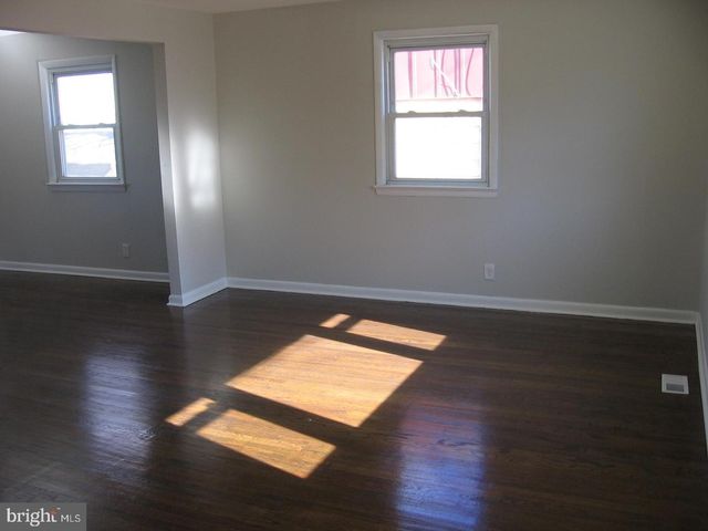 7 W 7TH ST, Burlington, NJ 08016