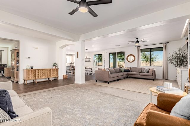 4080 E CANYON Way, Chandler, AZ 85249