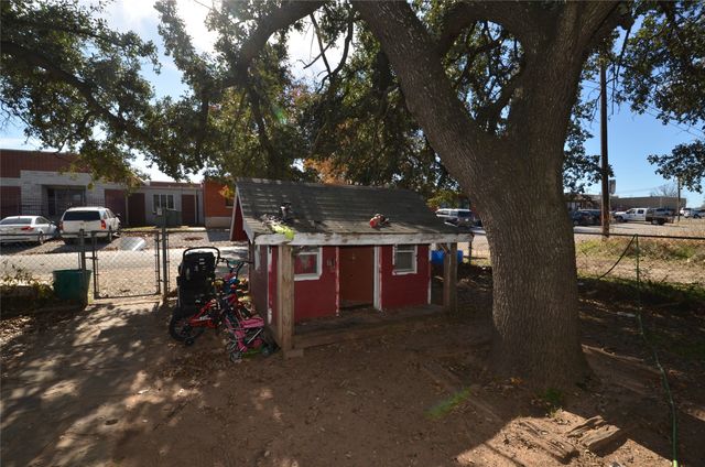 146 W Baggett Avenue, Poolville, TX 76487