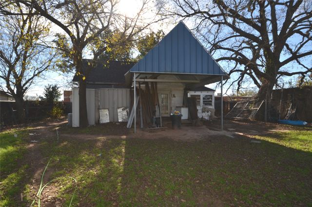 146 W Baggett Avenue, Poolville, TX 76487