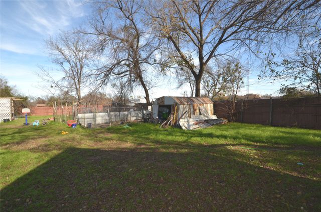 146 W Baggett Avenue, Poolville, TX 76487