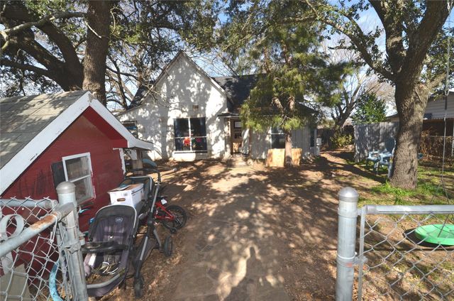 146 W Baggett Avenue, Poolville, TX 76487