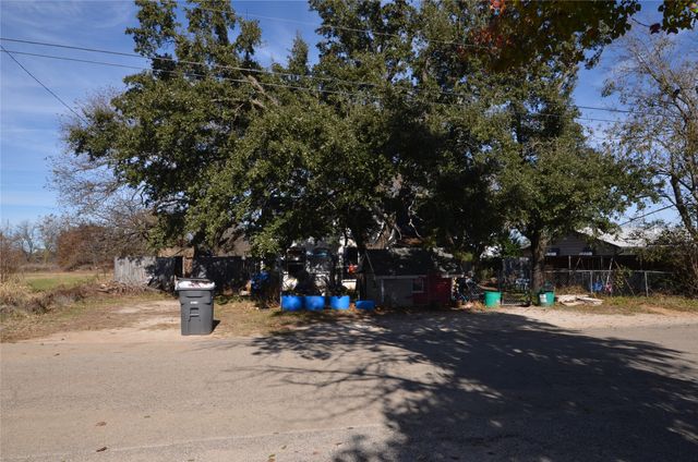 146 W Baggett Avenue, Poolville, TX 76487