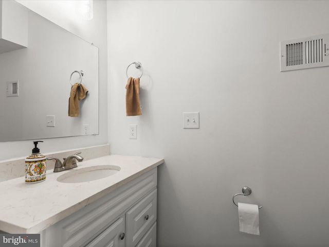 14 E READ ST, Baltimore, MD 21202