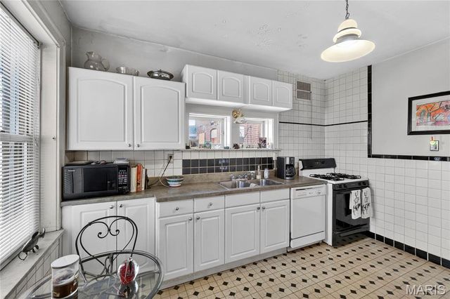 4711 Ray Avenue, St Louis, MO 63116