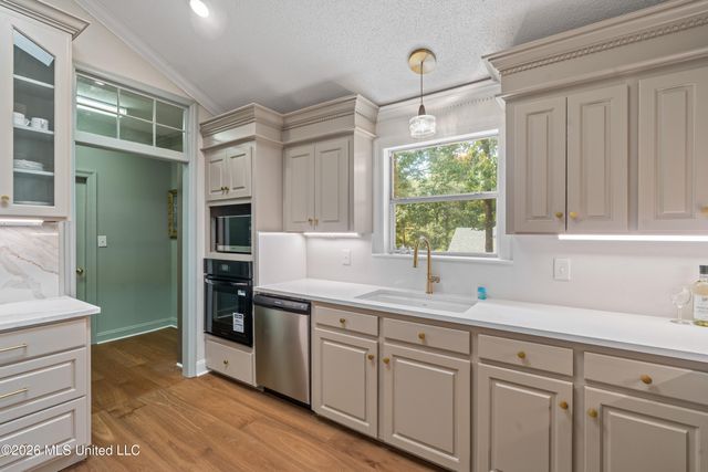 4 Woodleaf Street, Hattiesburg, MS 39402
