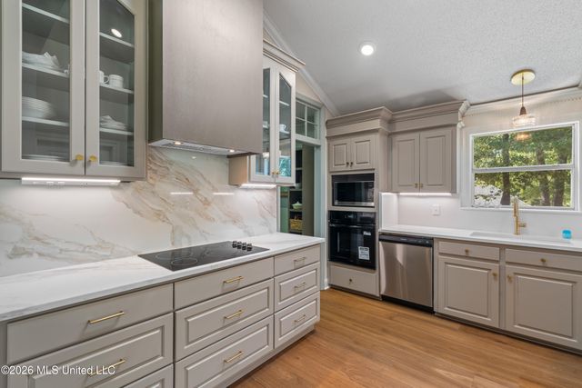 4 Woodleaf Street, Hattiesburg, MS 39402