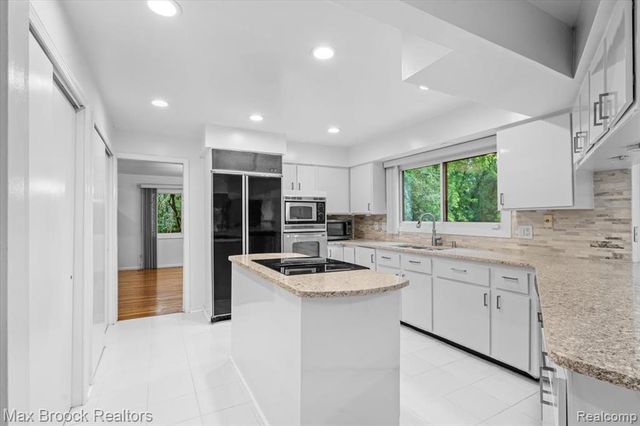 1830 Lone Pine Road, Bloomfield Hills, MI 48302