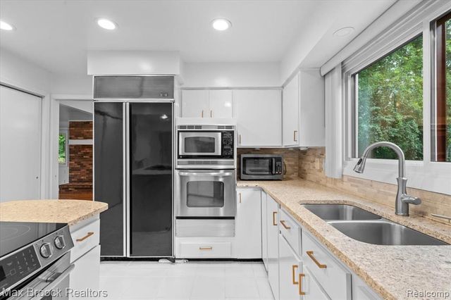 1830 Lone Pine Road, Bloomfield Hills, MI 48302