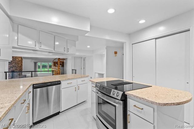 1830 Lone Pine Road, Bloomfield Hills, MI 48302