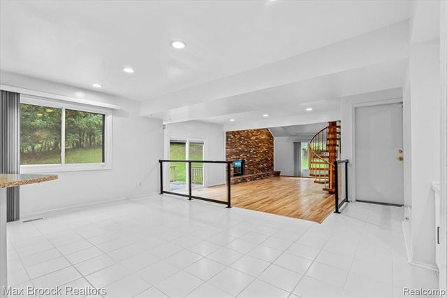 1830 Lone Pine Road, Bloomfield Hills, MI 48302