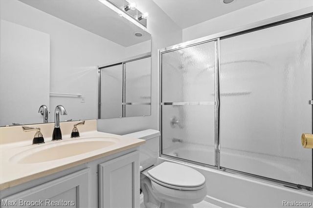 1830 Lone Pine Road, Bloomfield Hills, MI 48302